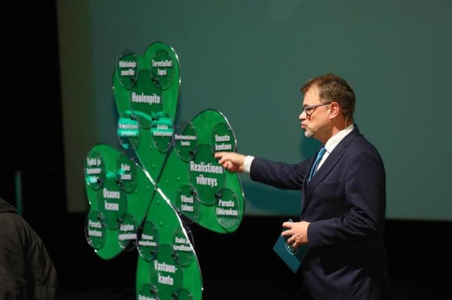 Hyvin on kestänyt apila matkassa, jopa apilan reunat, jotka ovat valmistettu vanhan Ladan ovien reunoista. Taitaa olla se vahvin osa, puoluejohtaja Juha Sipilä hauskuutti vaalikansaa. KUVA: Mauri Ratilainen