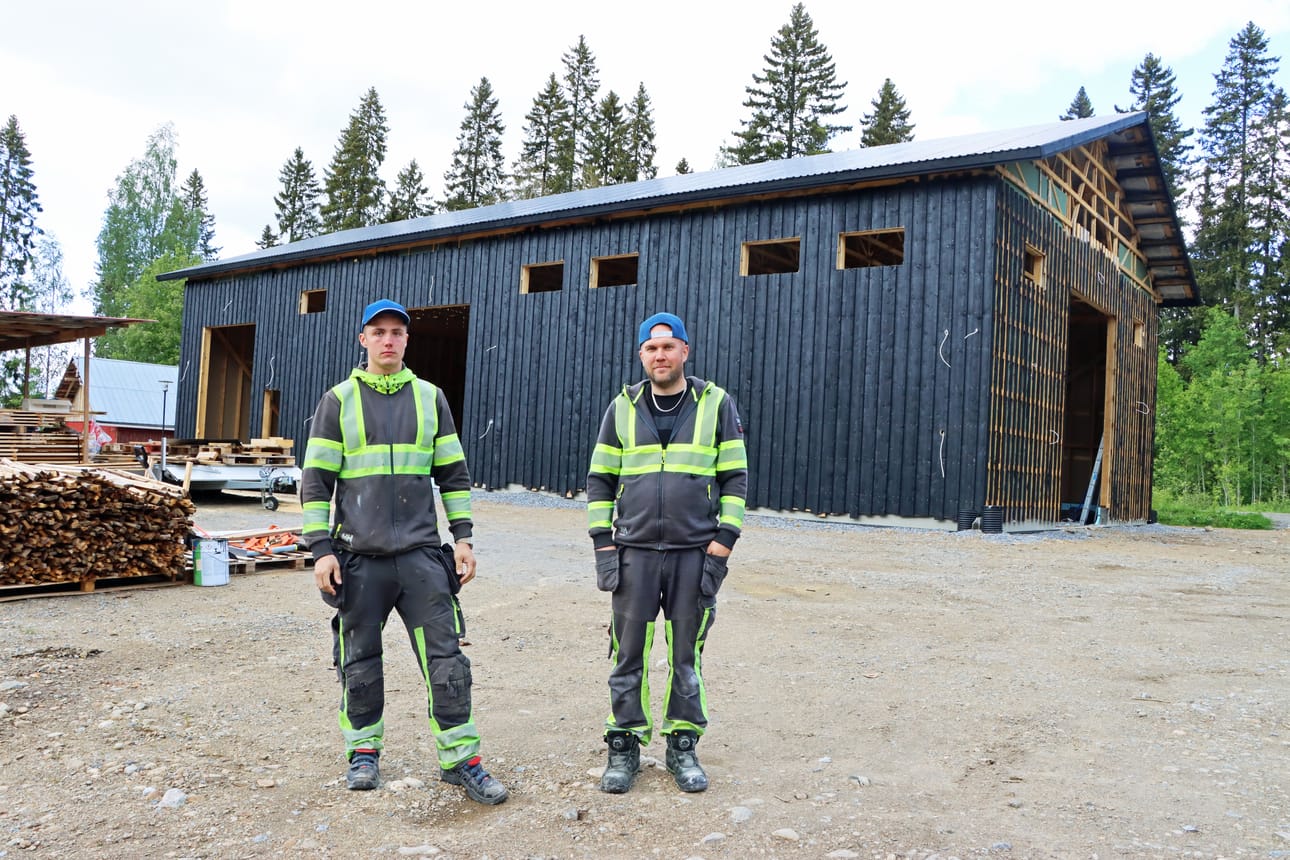 Eemeli Marttila 21 (vas.) tuli Sähköasennus Lepistön palvelukseen vuonna 2019. Tyylikäs halli saa katolleen myöhemmin aurinkopaneelit, jotka karsivat tulevia käyttökuluja oman lähdeveden lisäksi. Kaikki sähkötyöt Jarkko Lepistö tekee luonnollisesti itse.