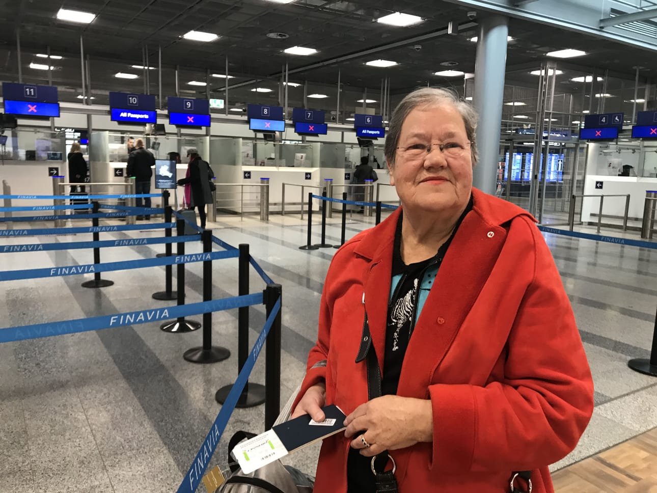 Marjukka Abad lentää viimeisten joukossa Yhdysvaltoihin ennen perjantaina alkavaa saapumiskieltoa. Helsinki-Vantaan passintarkastuksessa oli torstaina aamukymmeneltä autiota.