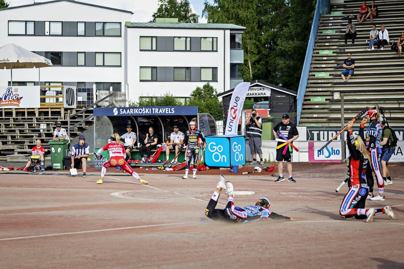 Pesäkarhujen Kiira Kautto voittaa tiukan pesäkilvan. SMJ laittoi ottelussa hanttiin, mutta hävisi molemmat jaksot niukasti.