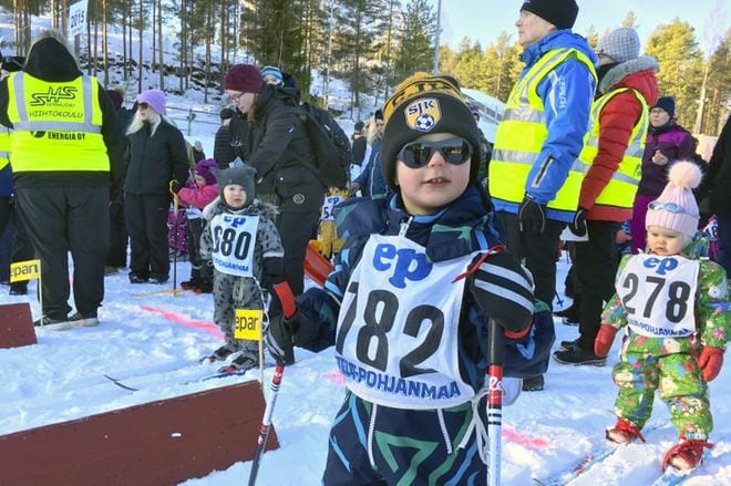 Kuperkeikkahiihtojen lähtöviivalla on suuren urheilujuhlan tuntua. 1–8-vuotiaat hiihtäjät ovat valmiina stadionkierrokseen täydellisessä talvisäässä. Kuvat Virpi Kupiainen-Ämmälä, Mirka Rauhala, Tero Hautamäki