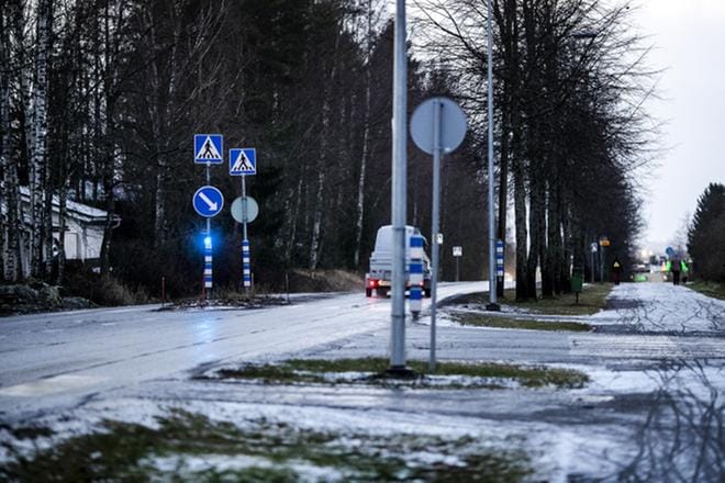 Innotrafik Oy:n tuotevastaavan Jouni Hännisen mukaan tehostemerkkikapselit toimivat hyvin yhteen heijastimien kanssa liikenteessä. KUVA: KRISTA LUOMA