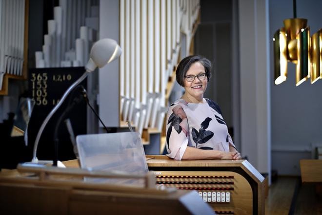 Lakeuden Ristin konserttiurut ovat johtavan kanttorin Maria Väinölän työväline. KUVAT: TOMI KOSONEN.