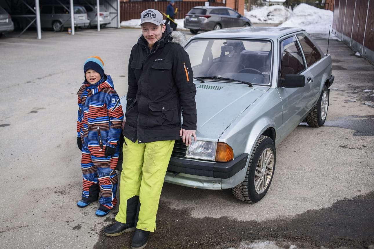 Otto Kujala, 8, ja Veli-Matti Oikarainen molemmat kehuvat miltei 40-vuotiaan Ford Escortin ajokokemusta. Turhia sähköhärpäkkeitä ei omistajan mukaan ole ja rattiakin käännellään lihasvoimin.