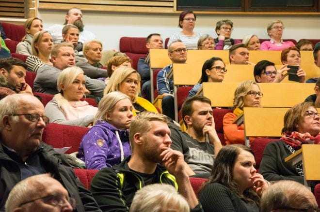 Tiistaina pidetty tiedotustilaisuus keräsi auditorion täyteen väkeä kuulemaan Otsonkoulun sisäilmatutkimuksen tuloksista.