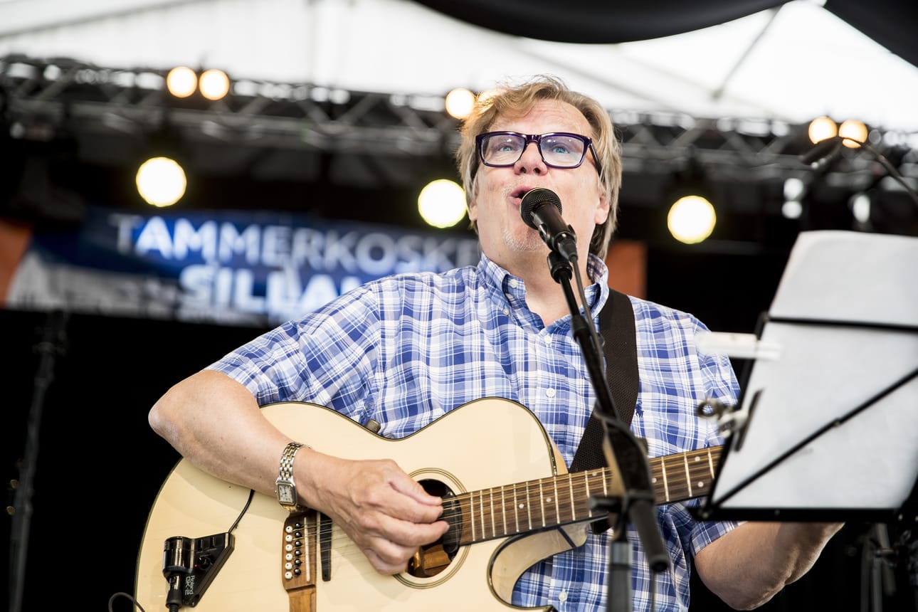 Mikko Alatalon syyskuussa julkaistavalla Viimeinen juna -tuplalevyllä on mukana muun muassa protestilaulu Tyhjien talojen maa . Alatalon mukaan kysymyksessä saattaa olla hänen viimeinen levynsä, mutta hän ei kuitenkaan sulje porttia kokonaan. Alatalo aikoo osallistua tuleviin maakuntavaaleihin. Syksyllä saadaan kuulla myös, jatkaako keskustan kansanedustaja vielä valtakunnan politiikassa.