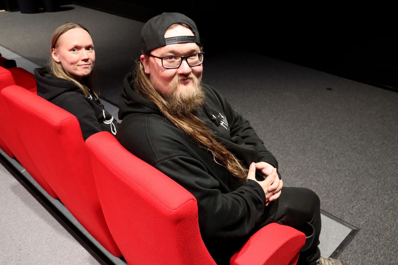 Samuli Suoyrjö kertoi Johanna Saarelle tavanneensa Tampereella muitakin alavutelaisia, jotka ovat lähteneet elokuva-alalle.