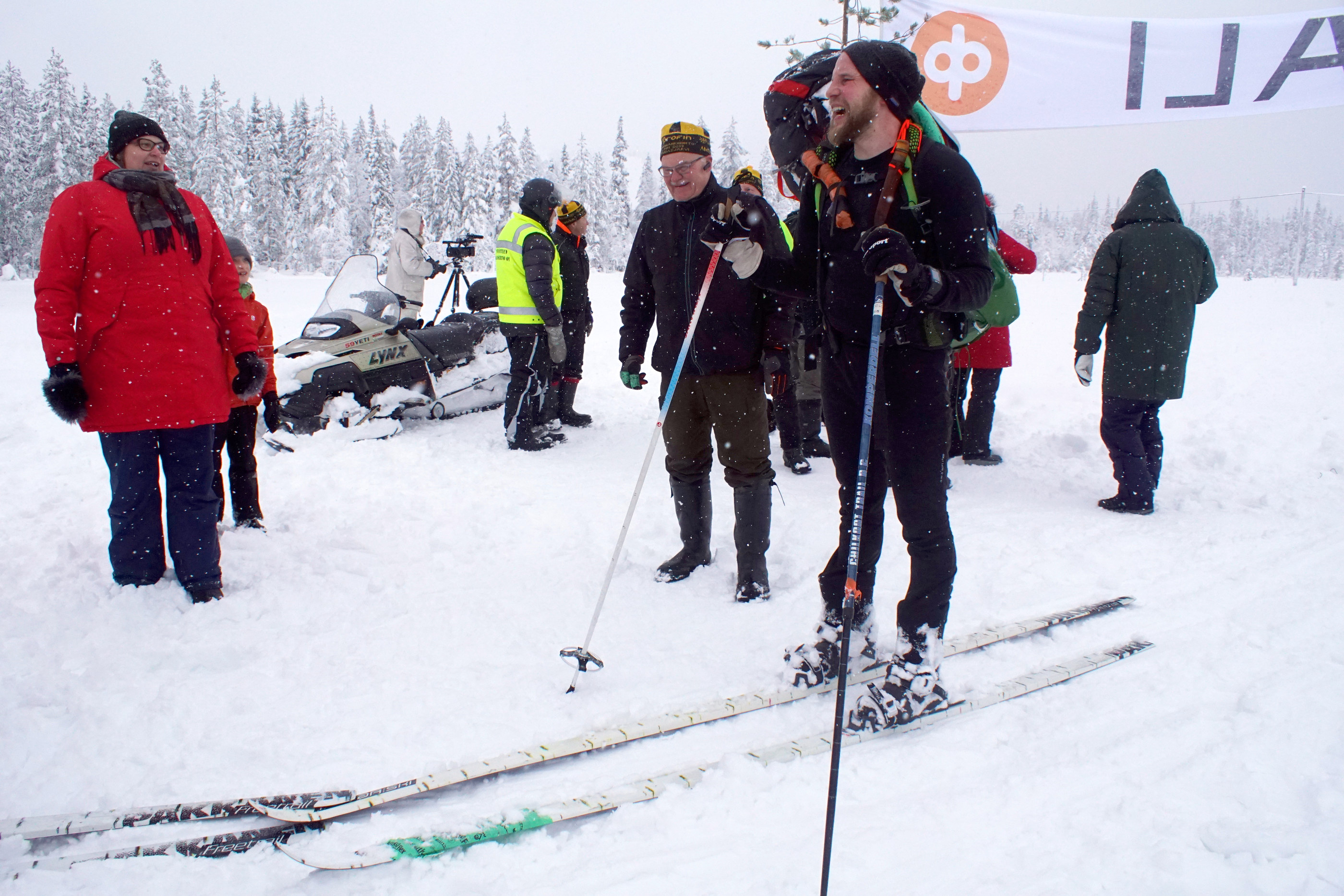 Antti Ihmeen pitkästä suksesta liikeni pätkä katkenneen korjaamiseen.