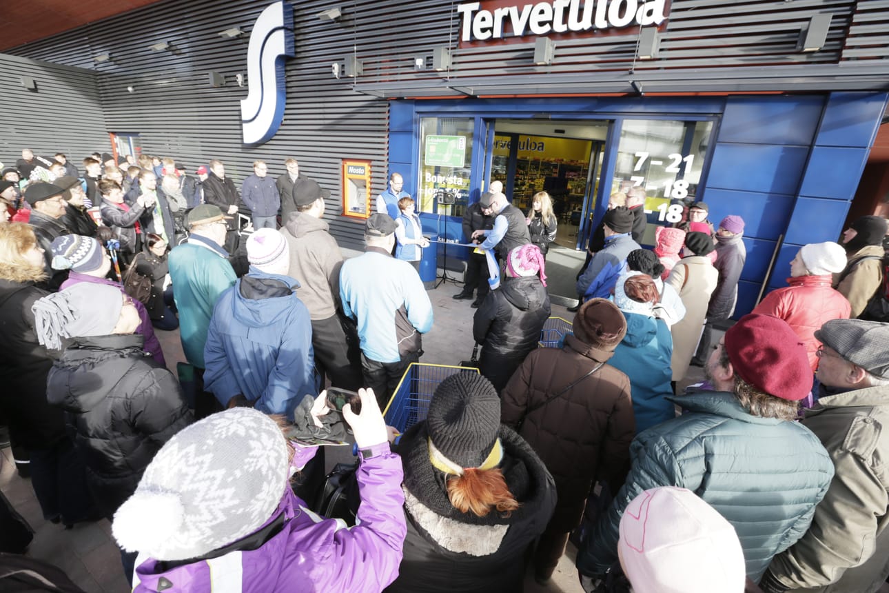 Kastellin uusi S-market avattiin virallisesti kello 10.