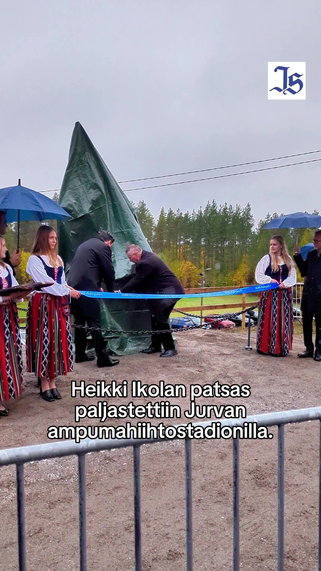Heikki Ikolan patsas paljastettiin Jurvan ampumahiihtostadionilla