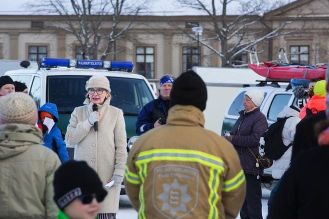 Eduskunnan uusi puhemies Paula Risikko puhui sunnuntaina 112-päivän tilaisuudessa Vaasan Kasarmintorilla. KUVA: MINNA ANTILA