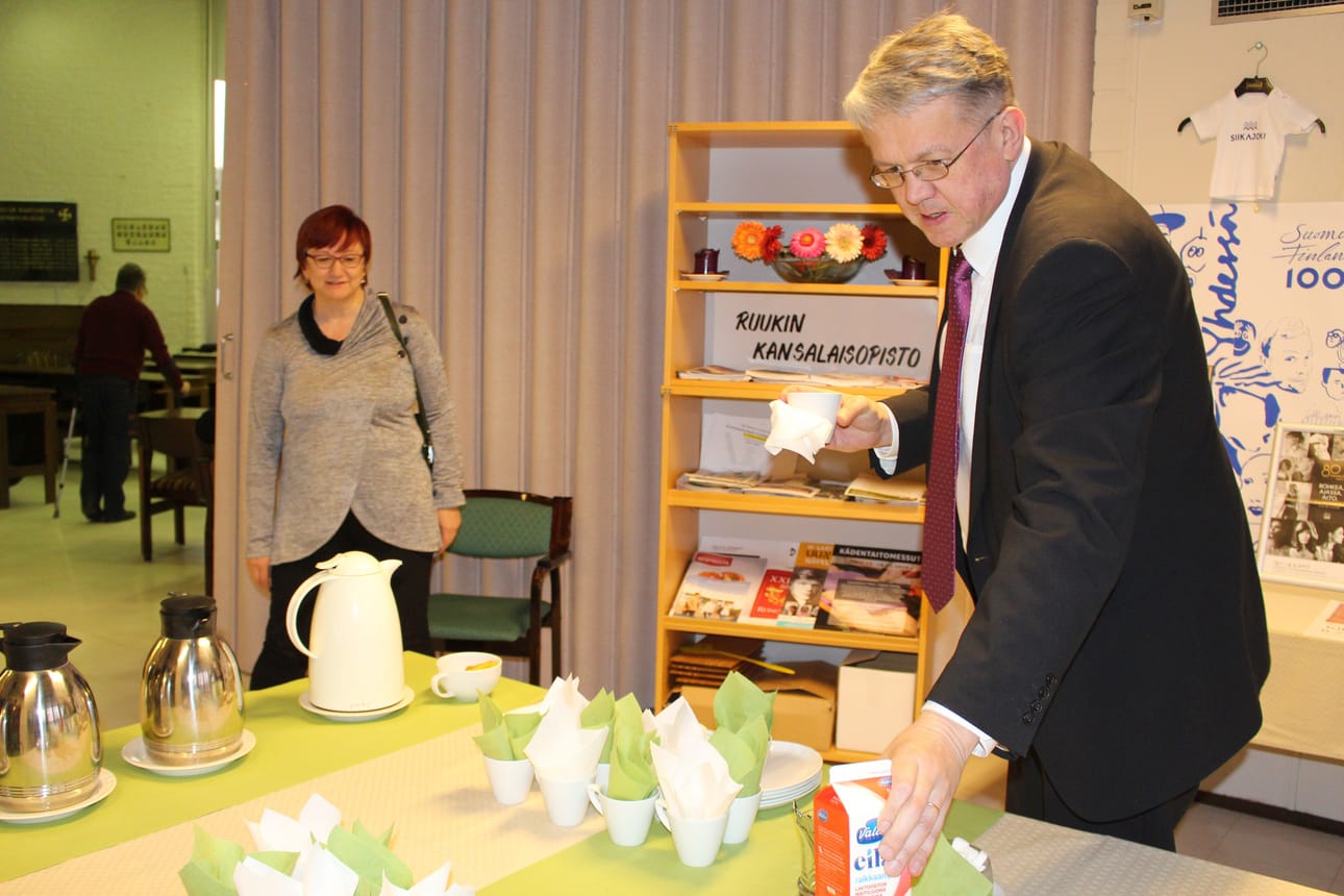 Perhe- ja peruspalveluministeri Juha Rehula piipahti Siikajoella kertomassa, mistä sosiaali- ja terveyspalveluiden uudistuksessa on kysymys. Kunnanvirastolla ministeri sai avun potemaansa kahvintuskaan. Taustalla kunnanvaltuuston puheenjohtaja Päivi Eskola