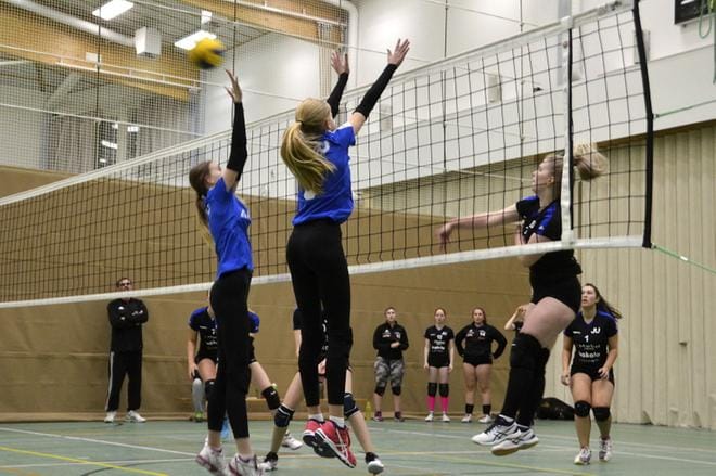 Läpi meni! Jurvan Urheilijoiden Josefiina Alasen lyönnille eivät torjuntaan nousseet nurmolaiset voineet mitään. KUVA: JAANA ALA-LAHTI