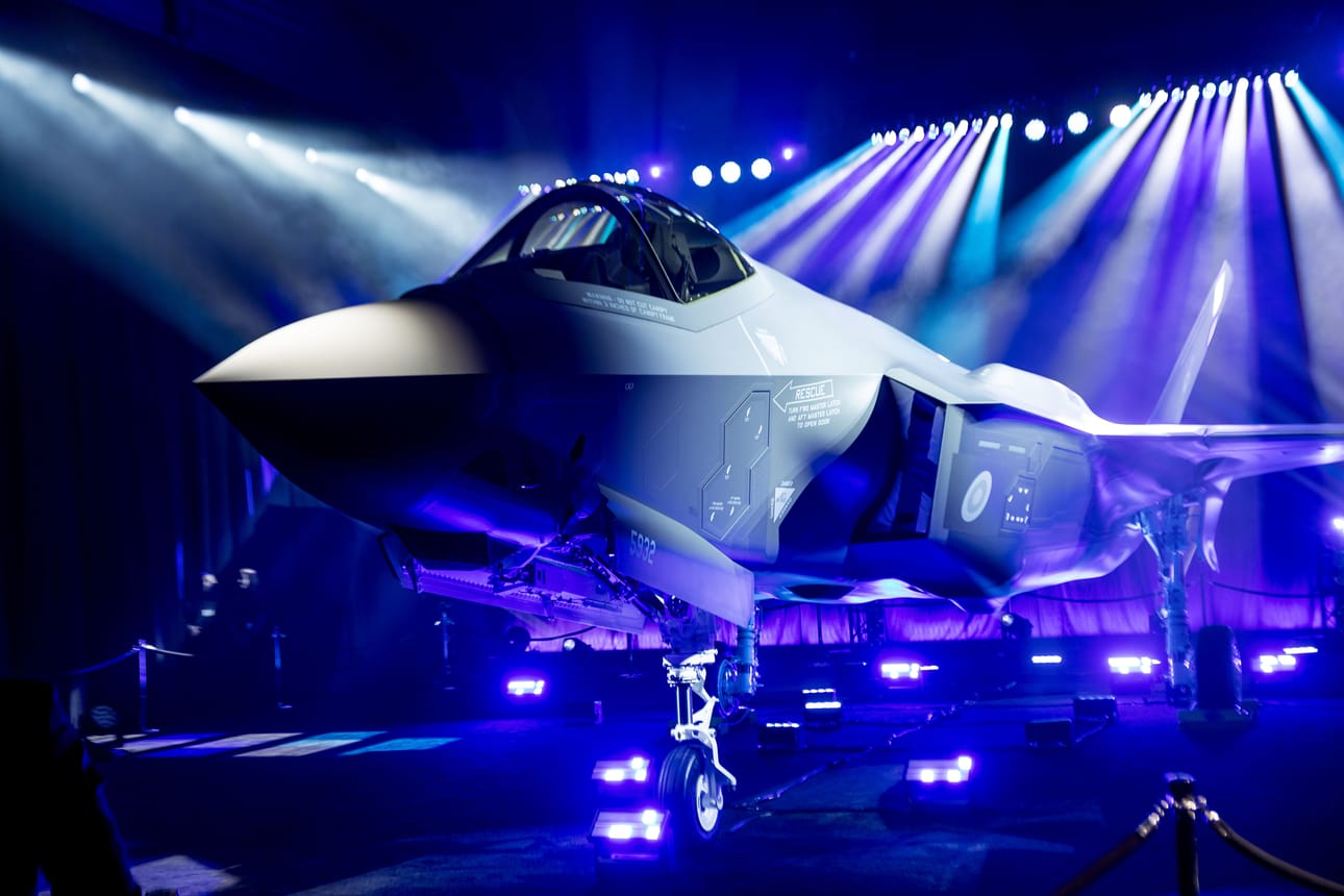 Suomen uusi F-35-hävittäjä paljastettiin juhlallisin menoin Lockheed Martinin tehdasalueella, Teksasin Fort Worthissa.