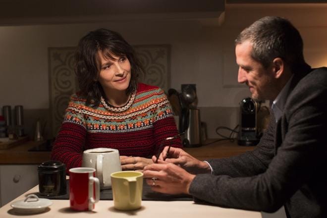 Juliette Binoche ja Guillaume Canét käsittelevät kirjallisia ja ihmisten välisiä asioita elokuvassa Rivien välissä. KUVA: CINEMA MONDO