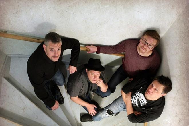 Basisti Patrik Backman (vas.), solisti Samuel Jåfs, rumpali John Peltoniemi sekä kitaristi Jan Holm levyttivät CD-singlen Vaasan nuorisopsykiatrian osaston hyväksi. Kuva: Maria Jåfs