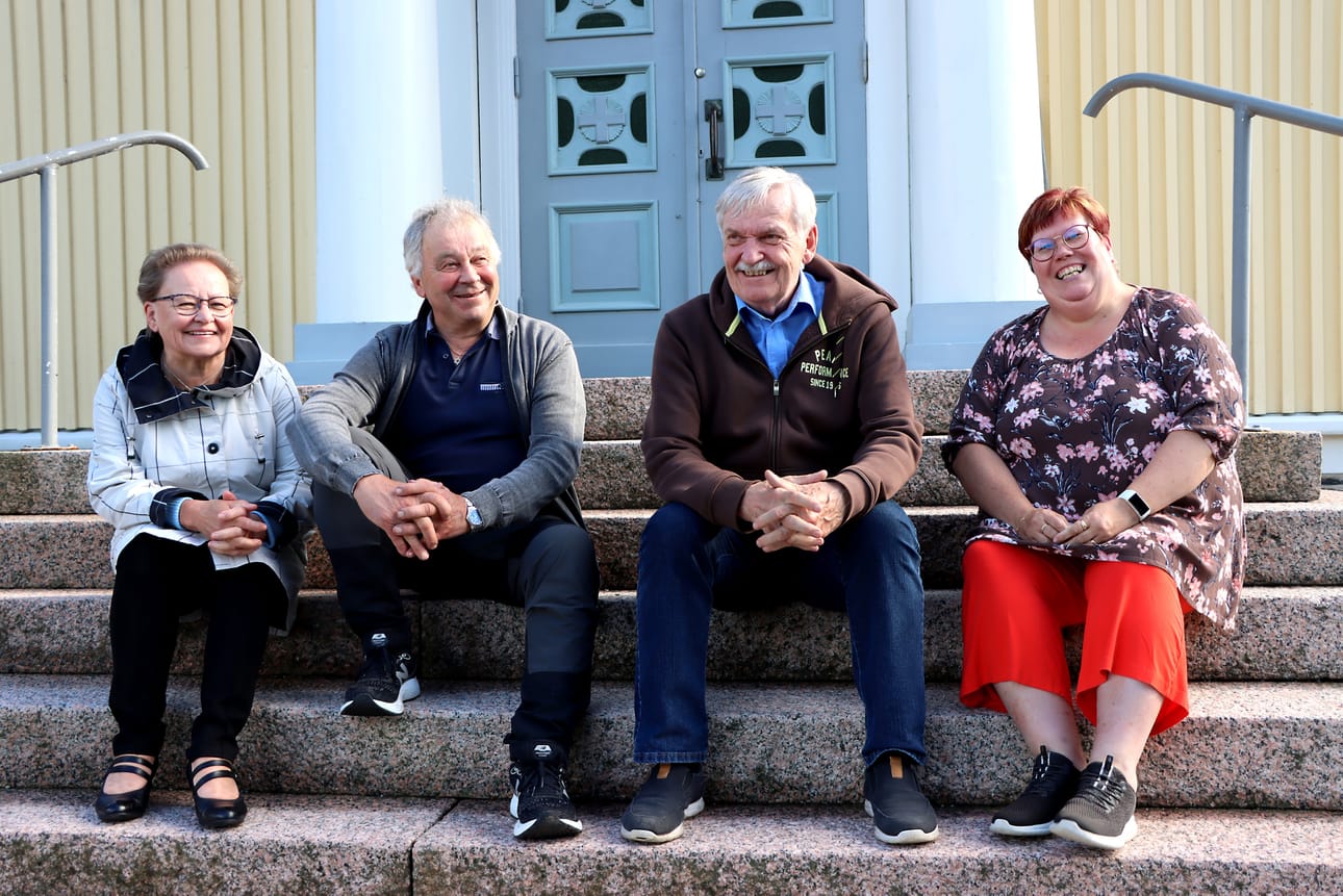 Birgitta Koivula, Pekka Keski-Valkama, Matti Hiipakka ja Leena Rinta-Kiikka ovat tyytyväisiä, että seurakunnan talous on hyvällä mallilla. Huolta sen sijaan aiheuttaa muun muassa se, että väki vanhenee ja syntyvyys laskee.