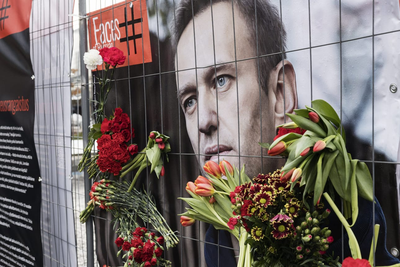 Venäläinen oppiosiopoliitikko Aleksei Navalnyi tapettiin, koska hänet aiottiin saada vapaaksi vankienvaihdolla, kertoo hänen tukijansa. Kuva Navalnyin muistoksi järjestetystä Venäjän vastarinnan kasvot -näyttelytä keskustakirjasto Oodin edustalla Helsingissä 17. helmikuuta 2024.