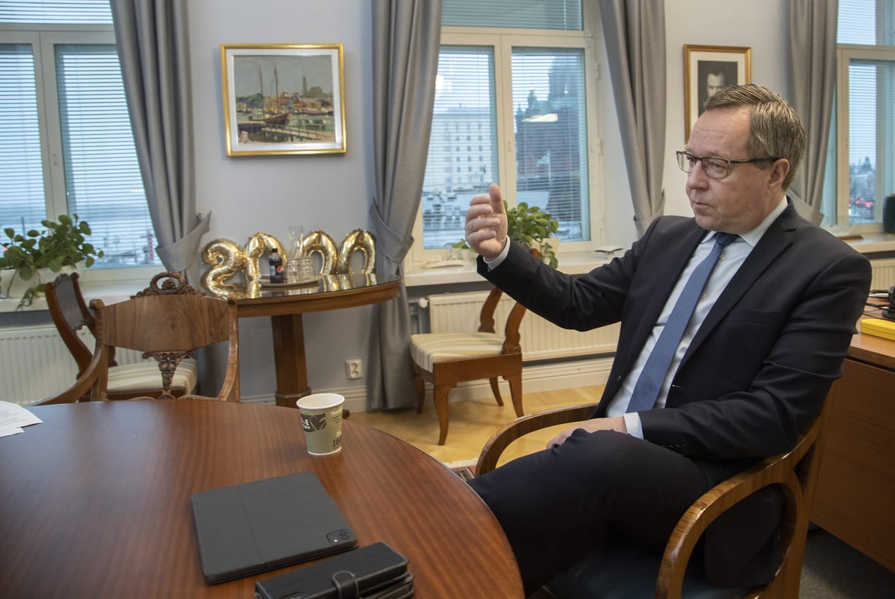 Mika Lintilällä on tullut tänä vuonna 2000 päivää täyteen ministerinä. Siitä kertovat ilmapallot ministerin työhuoneessa.