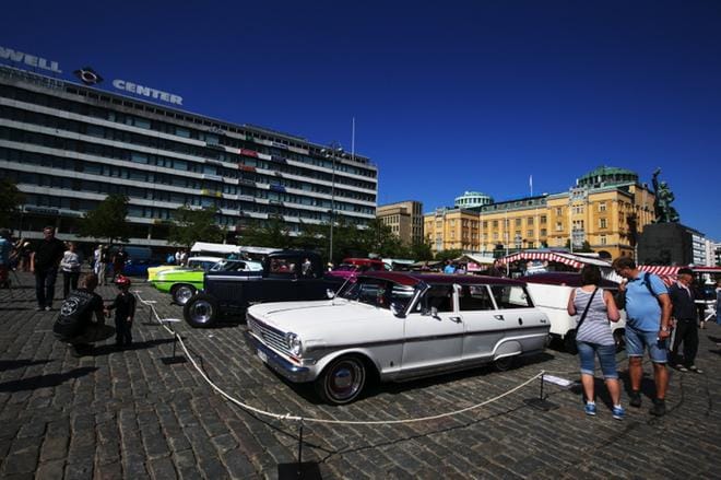 West Coast Street Show’n päivätapahtumaan lauantaina Vaasan torille kokoontui erikoisia, rakennettuja autoja, ei pelkästään jenkkiautoja. Kuva: Maria Mäki