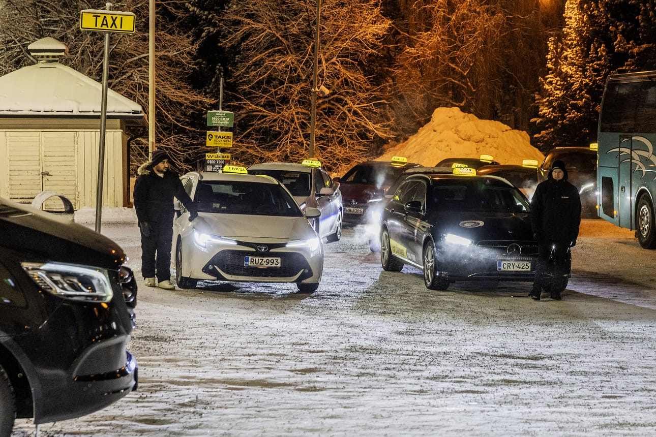 Poliisin tiedossa on kaikkiaan yksitoista Rovaniemellä loppiaisena vahingoitettua taksia. Kuvan taksit odottavat asiakkaita Rovaniemen rautatieasemalla.