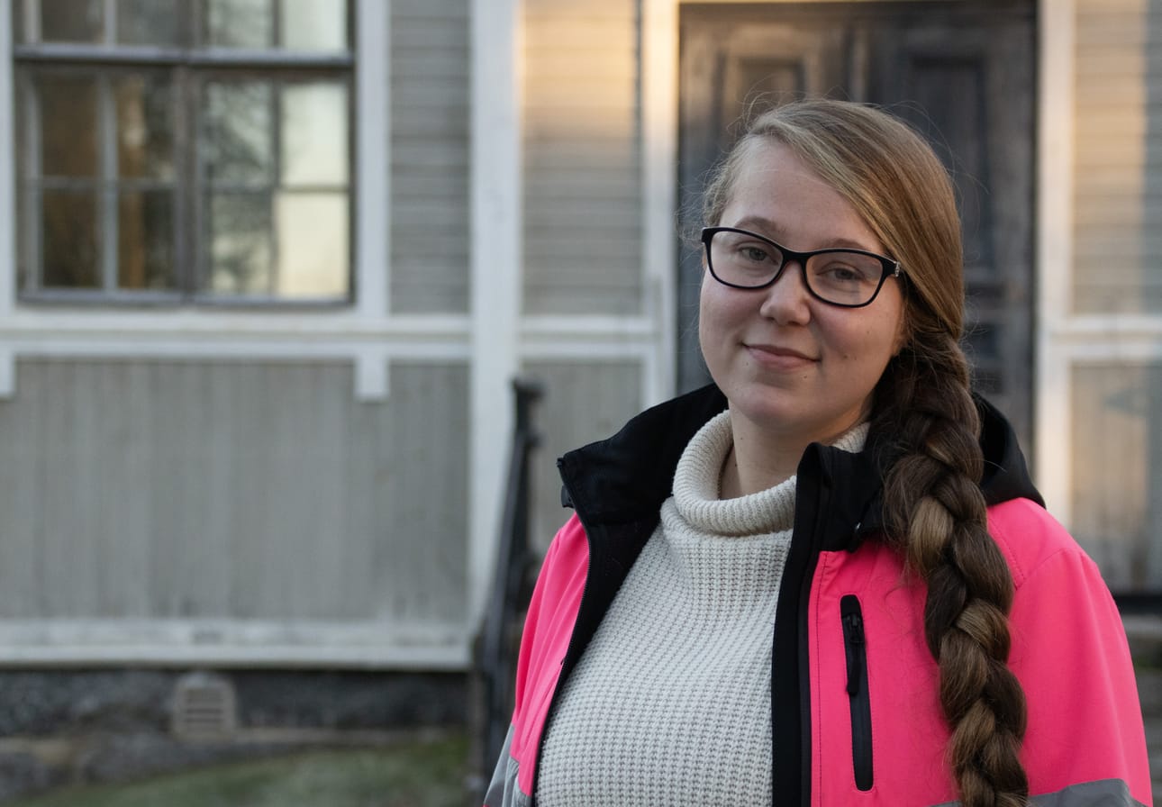 Kaksi kesää Rantsilan hautausmaalla kausipuutarhurina hautausmaan ja kirkkopuistikon kunnossapitotöitä tehnyt Milka Harjuniemi on Siikalatvan seurakunnan uusi seurakuntamestari.