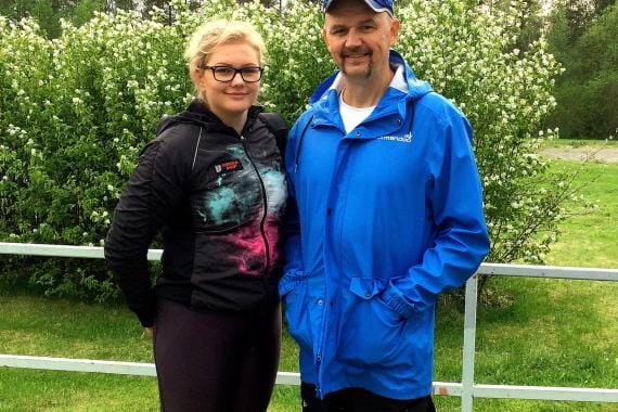Tero Pitkämäen valmentaja Hannu Kangas toi tyttärensä Emilia Kankaan Ylihärmään kilpailemaan. Kuva: Antti Penttilä
