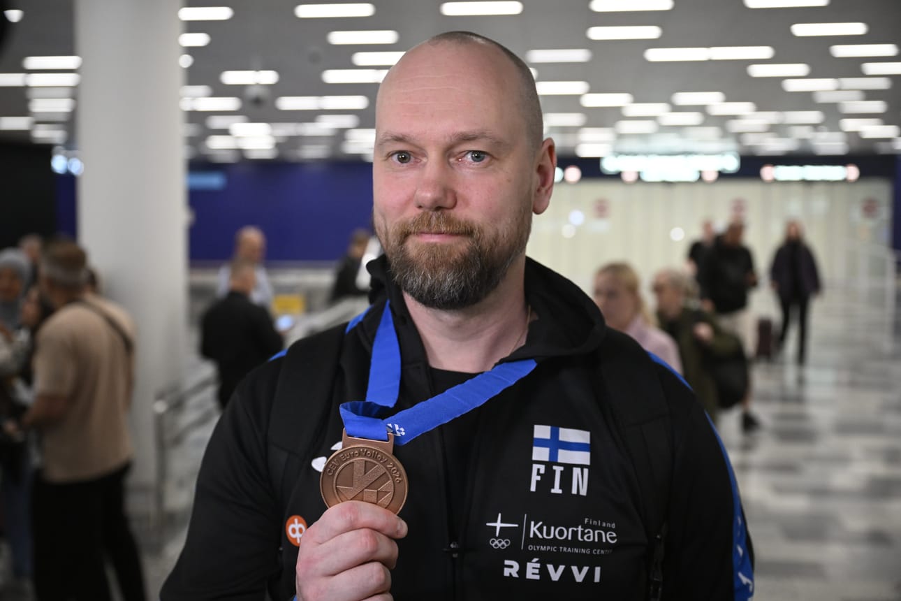 Päävalmentaja Olli Kunnari esitteli pronssimitaliaan.