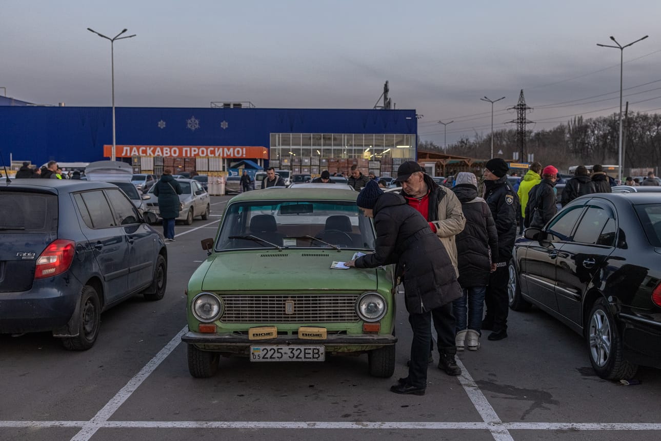 Tuhansia ihmisiä on paennut Mariupolista. Ukraina syyttää, että Venäjä on vienyt ihmisiä väkisin myös Venäjän puolelle.