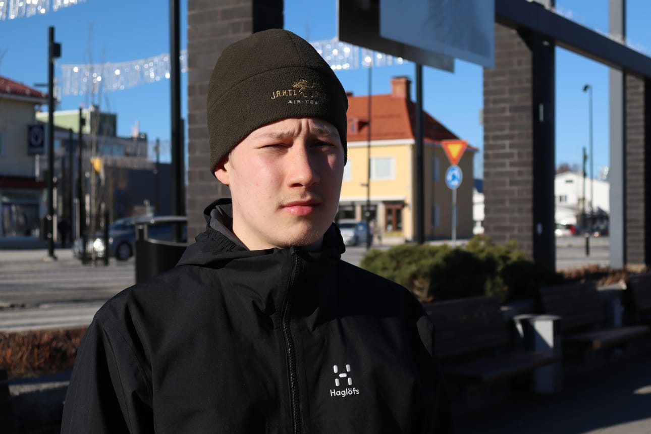 Kesällä asepalveluksensa Ivalon rajavartiostossa aloittava Hannes Ervasti kertoo, että maanpuolustukseen ja asepalvelukseen suhtaudutaan hänen ikäluokassaan hyvin positiivisesti.