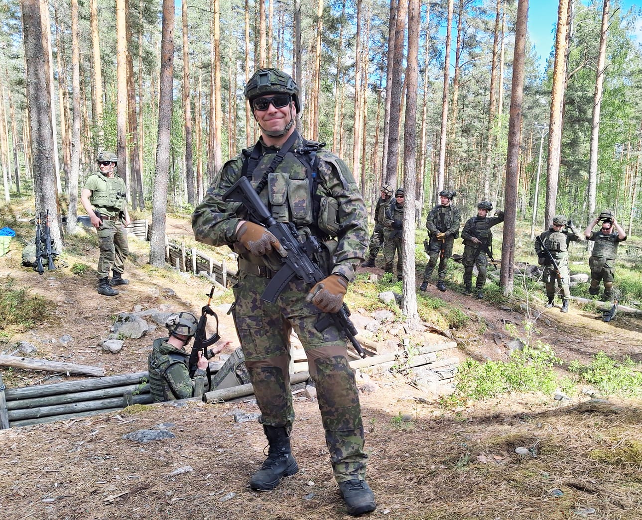 Alajärveltä kotoisin oleva Sami Pollari toimi kurssin johtajana Menkijärvellä. Taustalla menossa taisteluhautakoulutus.