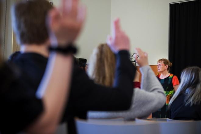 EU-virkamies Asta Lähteenmäki kertoo lukiolaisille Euroopan Unionin tuomista mahdollisuuksista. KUVAT: JARNO PELLINEN
