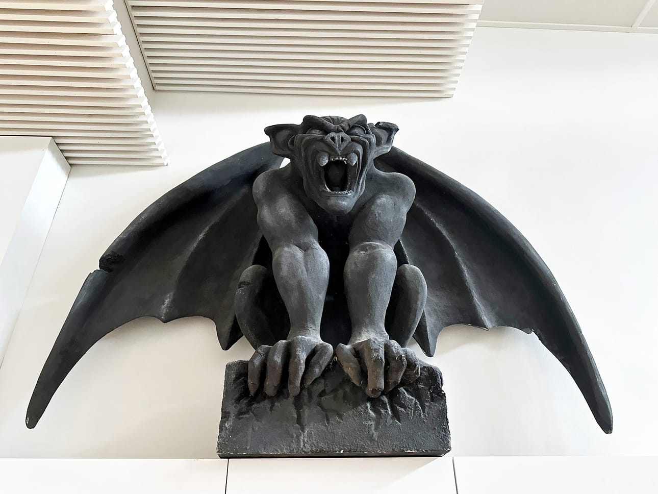 Cargol-demoni syntyi finnfoam-materiaalista. Veistäminen vei Airi Laksolta parisen viikkoa.
