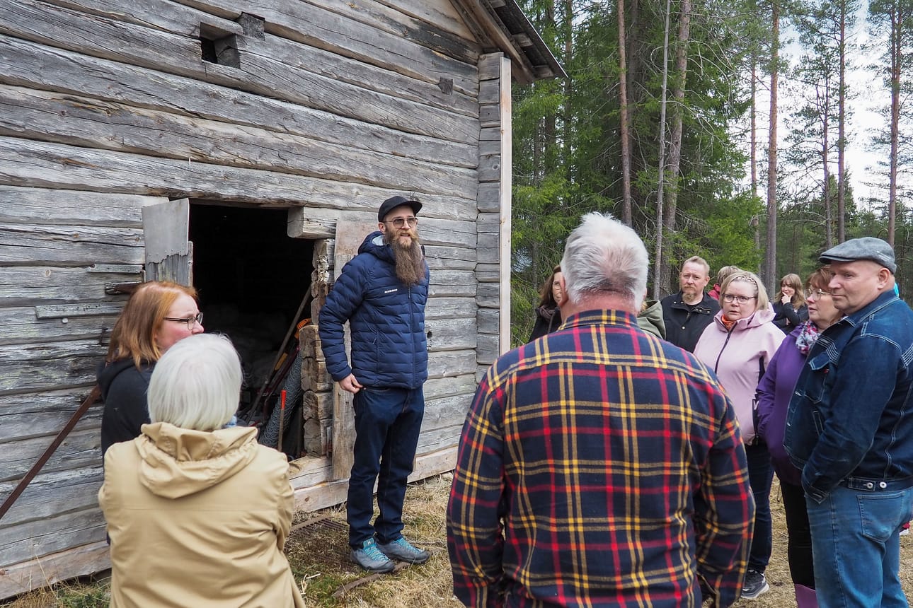 Sallan Salmivaaran kyläkierroksella Lapin maakuntamuseon korjausrakentamisen asiantuntija Heikki Puukka vastaili yleisön kysymyksiin esimerkiksi rakennusmateriaaleista.