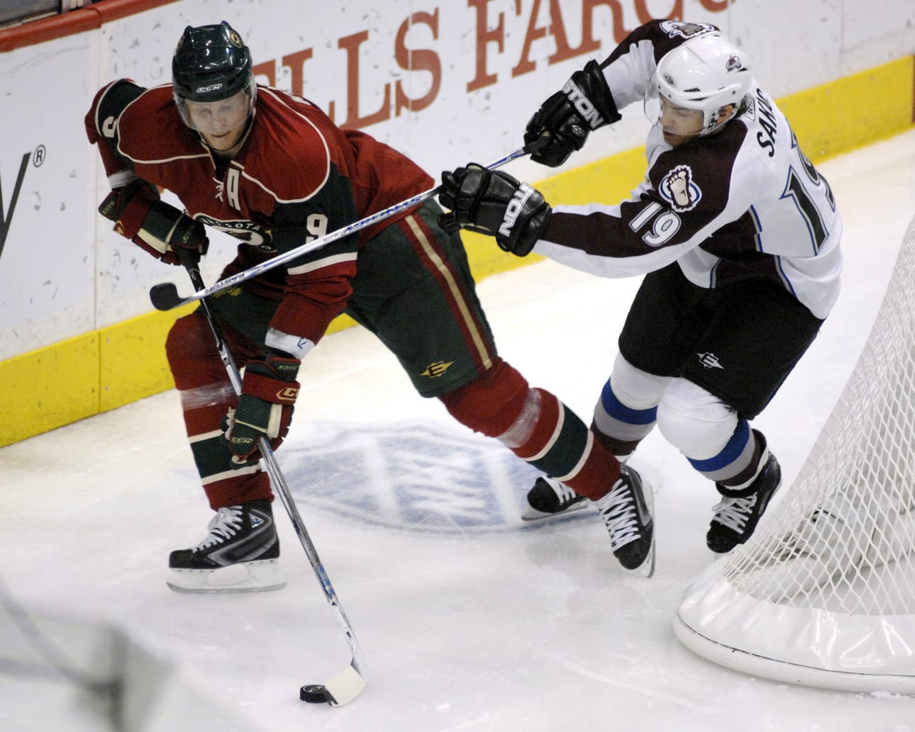 Minnesotan osavaltiossa Suomella ja suomalaisilla on valmiiksi hyvä maine. Jääkiekkoilija Mikko Koivu on vääntänyt Minnesota Wildin NHL-paidassa muun muassa Coloradon Joe Sakicia vastaan. Kuva on vuodelta 2008.