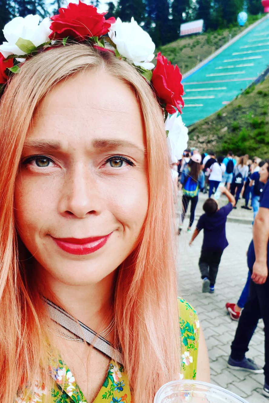 Wislan kesäkisa viime vuonna oli Anna Kuisman mieleen. Puolassa mäkihyppy kiinnostaa ja väkeä riitti mäkimontussa.