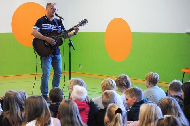 Kirkkomännikössä keskiviikkona musisoinut Riku Rinne tapasi yläkoulunkin väkeä. Hän vieraili myös Länsipuolella. KUVA: EEVA-LIISA KULJU
