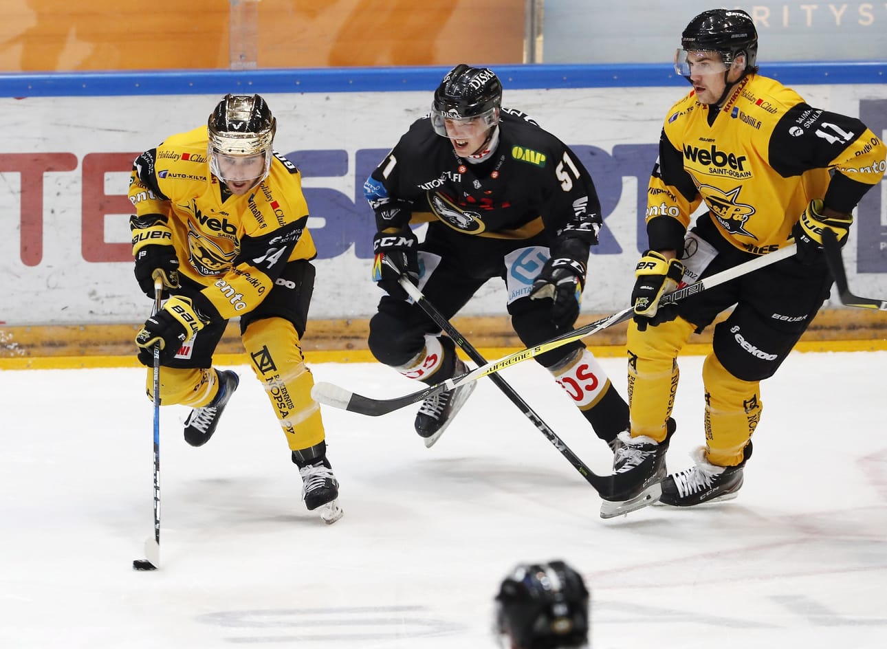 Jesse Koskenkorva (keskellä) ja Oulun Kärpät solmivat jatkosopimuksen jo tässä vaiheessa kautta. Arkistokuva.