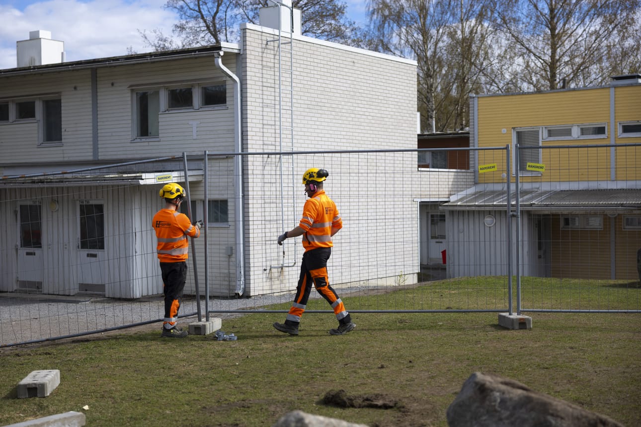 Aidatun alueen ulkopuolelle jäävät rakennukset puretaan myöhemmin tänä vuonna. Opiskelijakylän ulkopuolella aidat ei katkaise kulkuväyliä.
