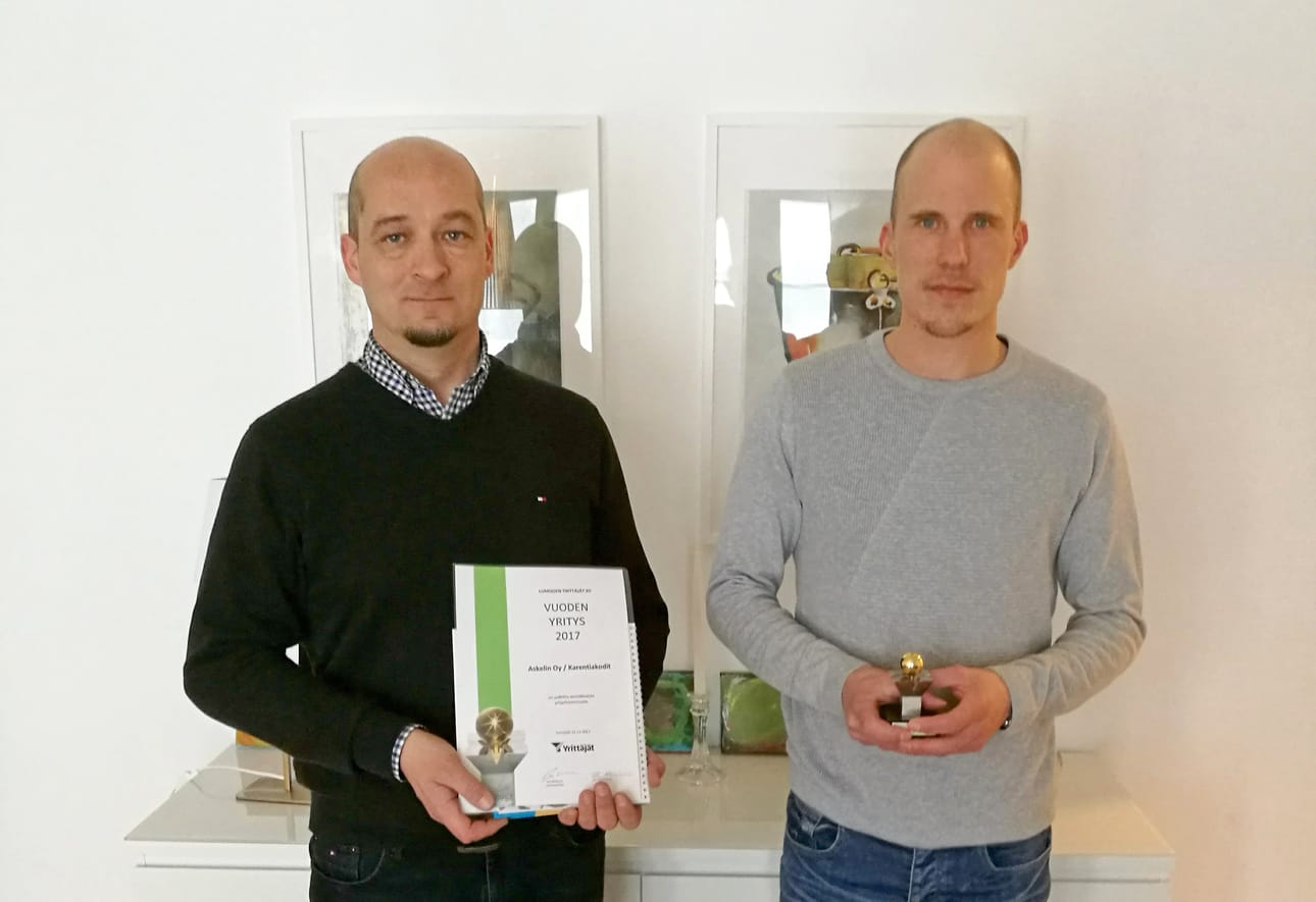 Pekka Poukkula ja Juho Oksa ottivat vastaan Lumijoen Yrittäjien myöntämän palkinnon. Kuva: Ilpo Kämäräinen