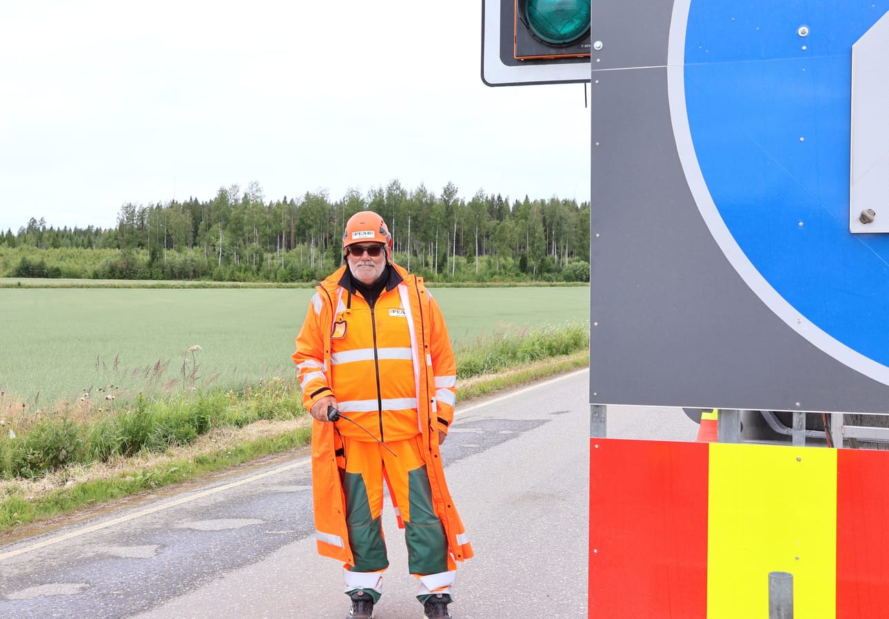 Hannu Lindholm Kauvatsalta ohjaamassa liikennettä Myrkyn ja Teuvan välillä, missä korjataan maantietä. Lindholm totesi perjantaina, että hiljaista on on ollut.