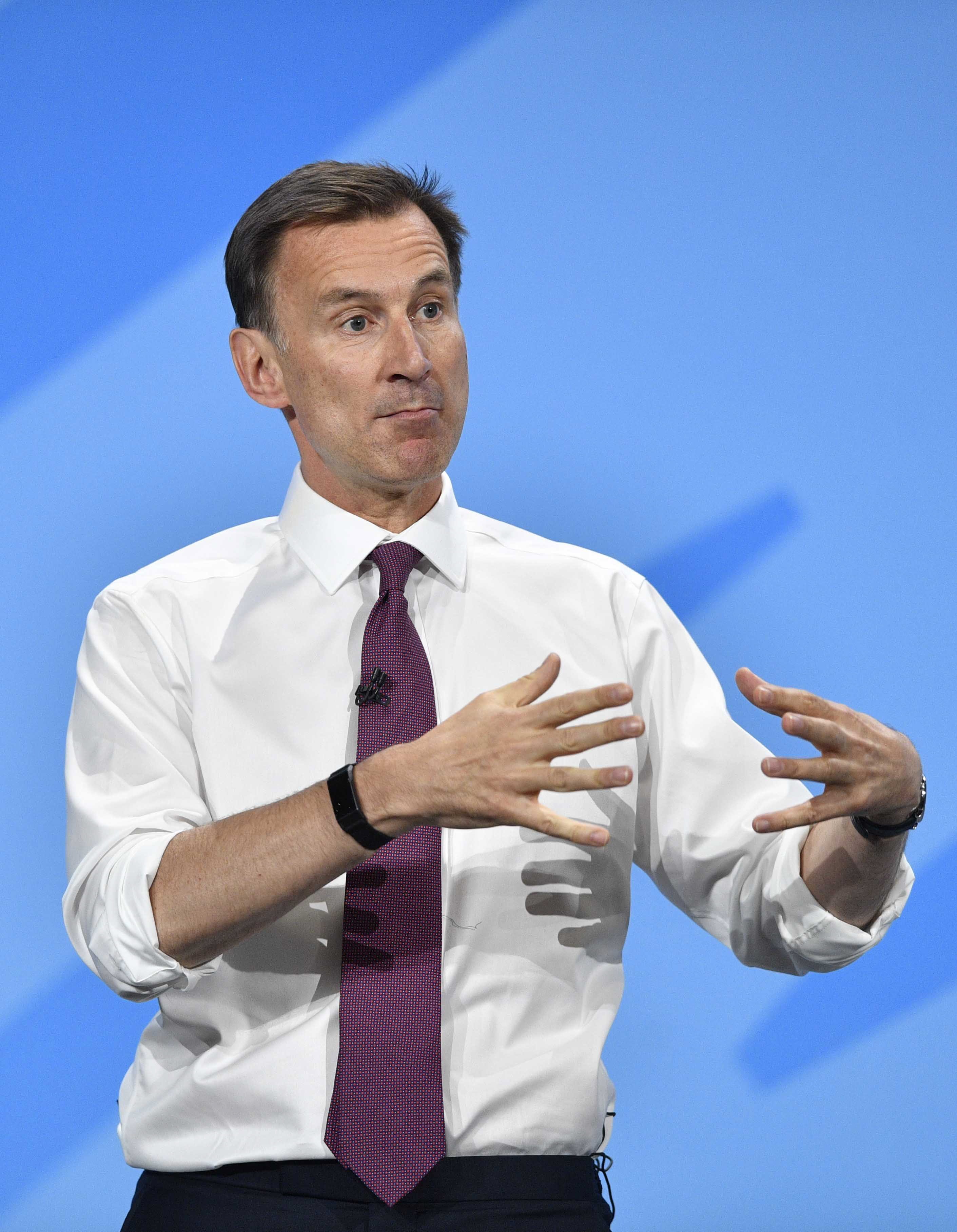 Britannian ulkoministeri Jeremy Hunt on haastanut Boris Johnsonin konservatiivipuolueen puheenjohtajakisassa.