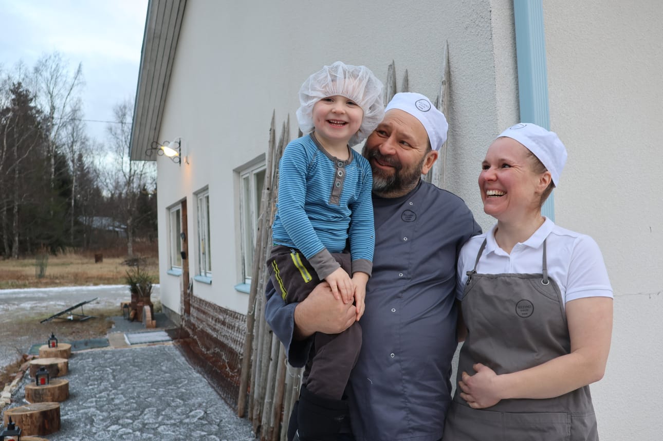 Pariskunta on viihtynyt Isojoella hyvin, vaikka tietää, että maalaiselämässä vuonna 1949 rakennetussa talossa on omat haasteensa. Kimmo Jokinen kertoo, ettei kaipaa isojen kaupunkien hälinää ja loputtomia palavereita. – Ihmisillä on täällä hymy herkässä ja myönteinen vire. Täällä on elämää vaikka paikkakunta on pieni, Hanna Jokinen sanoo. Kimmon sylissä pariskunnan Toivo-poika.