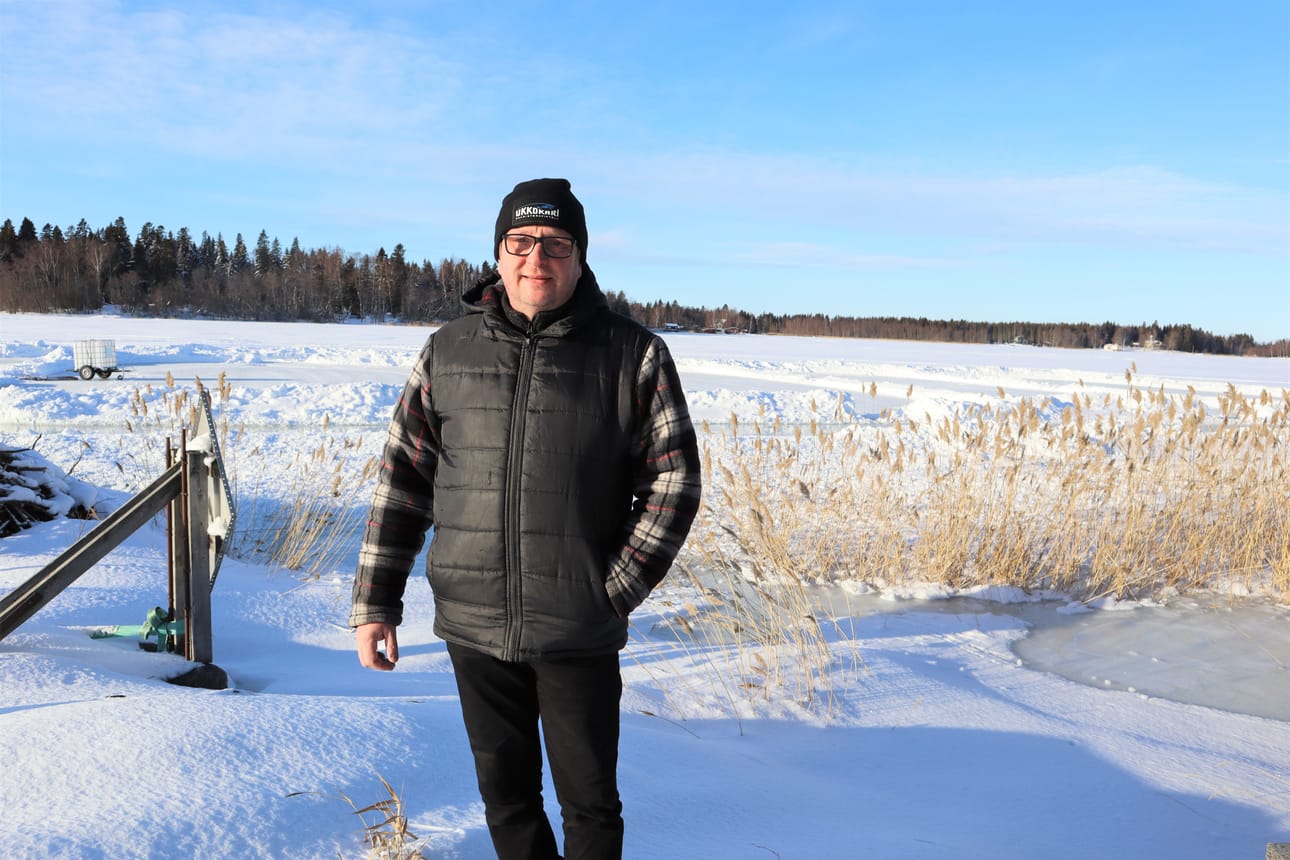 Juuso Ahola haluaa tarjota ihmisille mukavaa tekemistä. Kuvan taustalla näkyvät meren jäälle auratut pelikentät.