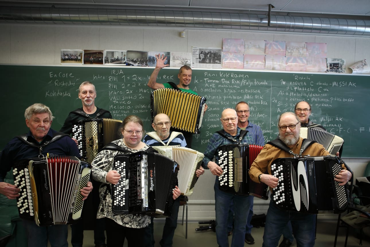 Kimmo Pohjonen (takana ylh.) kävi viikonloppuna vetämässä Raahen seudun harmonikkakerhon orkesterille kahdet harjoitukset. Nyt orkesteri jatkaa Pohjosen tekemien sovitusten harjoittelua itsenäisesti heinäkuun yhteiskonserttiin saakka.