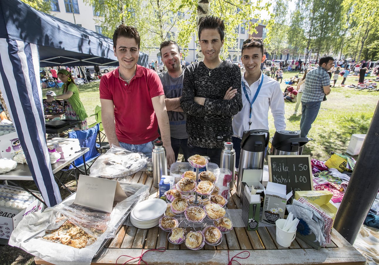Syksyllä Ouluun tulleet miehet osallistuivat Siivouspäivän tapahtumaan Åstörmin puistossa. He olivat leiponeet yhdessä suomalaisystävien avustuksella kanelipullia ja suklaapiirakkaa, jota he myivät kahvin kera kirpputoriväelle.