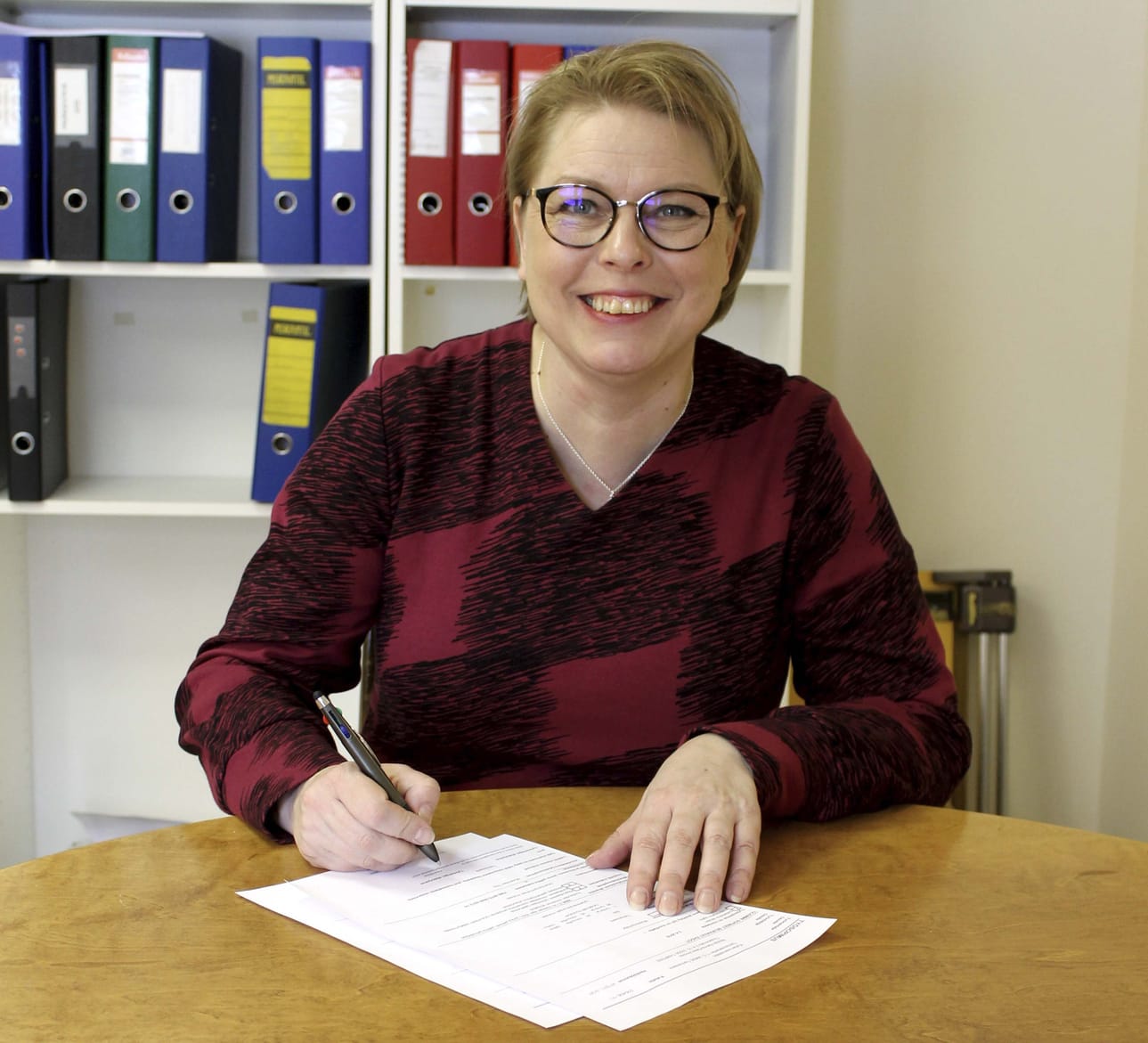 Nimi työsopimukseen, jotta Kaisa Nikkilä voi aloittaa museonjohtajana 1.4.