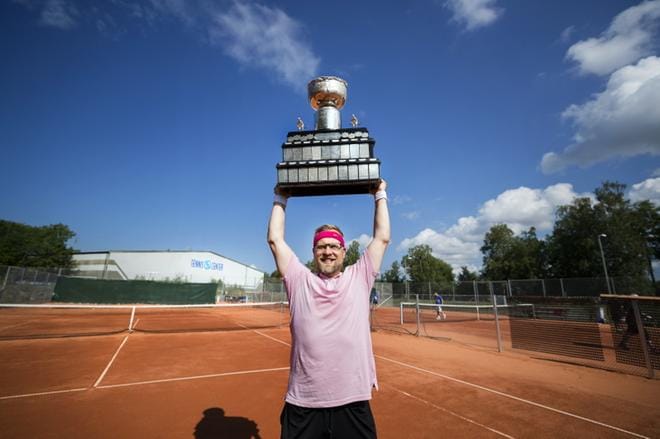 Mikko Manner pääsi kohottamaan Kanada-maljaa heti ensimmäisen päävalmentajakautensa päätteeksi. KUVA: JARNO PELLINEN
