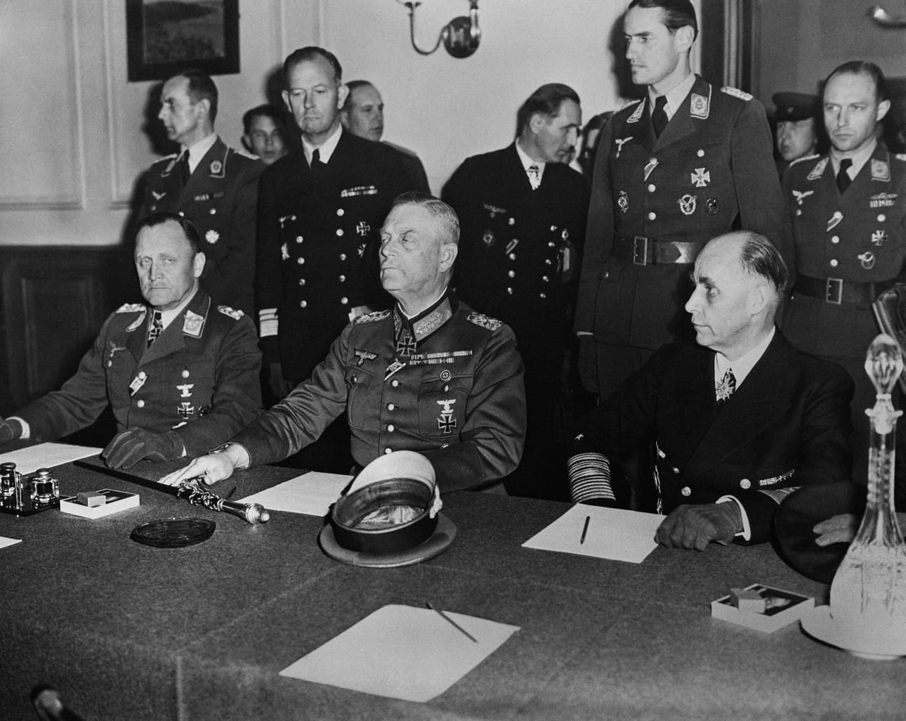 Saksan edustajat kokoontuivat 8. toukokuuta 1945 Neuvostoliiton päämajaan Berliinissä allekirjoittamaan antautumisasiakirjat. LEHTIKUVA/AFP