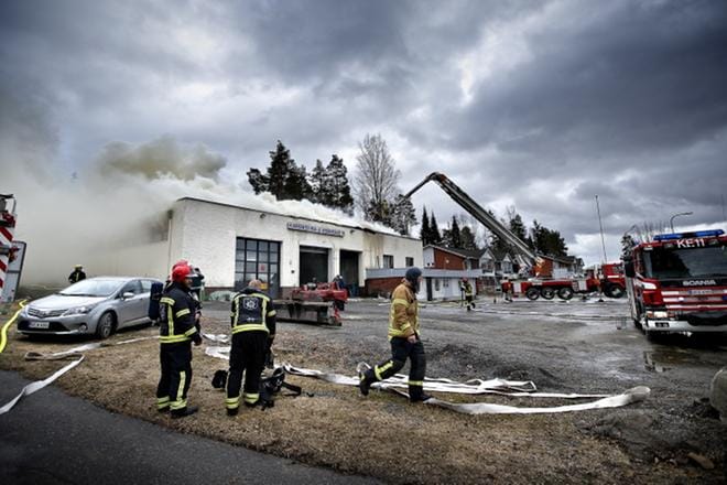 Palo sai alkunsa yläkerran huoneistosta. Syttymissyystä ei ole tietoa. KUVA: TOMI KOSONEN